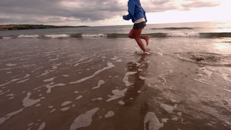 Mujer-Corriendo-En-La-Playa