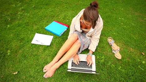 Estudiante-Trabajando-Con-Computadora-Portátil-Sentado-En-El-Césped