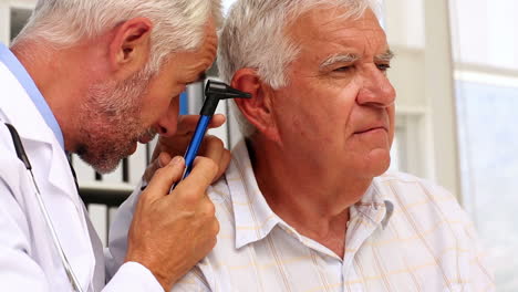 Doctor-Examinando-Los-Oídos-De-Sus-Pacientes.