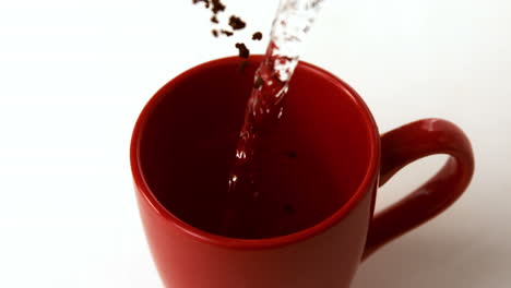 Kaffeegranulat-Und-Wasser-In-Roten-Becher-Geben