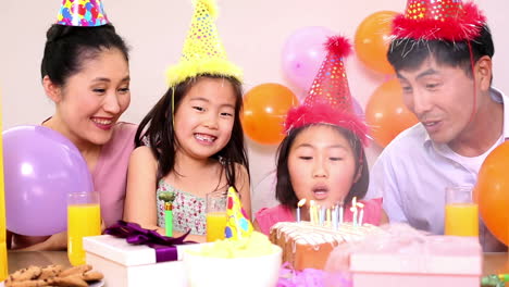 Familia-Feliz-Celebrando-Un-Cumpleaños