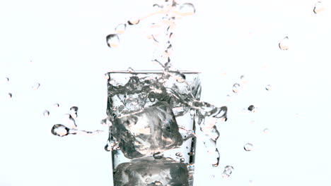 Eiswürfel-Fällt-In-Ein-Glas-Wasser