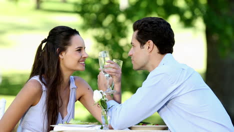 Pareja-Teniendo-Una-Comida-Romántica-Juntos-Afuera