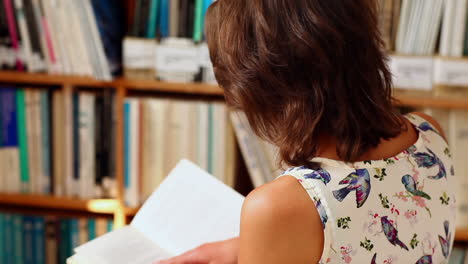 Joven-Estudiante-Leyendo-En-La-Biblioteca-