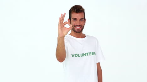 Hübscher-Freiwilliger-Gibt-Der-Kamera-Ein-OK-Zeichen