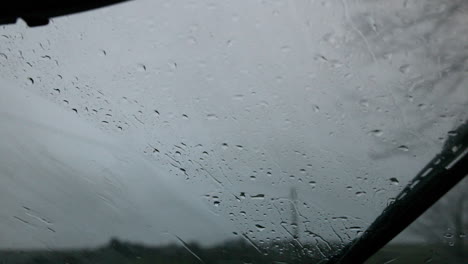 Limpiaparabrisas-Limpiando-La-Lluvia-De-La-Ventana-Del-Coche.