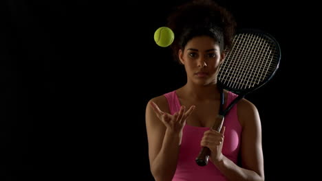 Mujer-En-Forma-Vestida-De-Rosa-Lanzando-Una-Pelota-De-Tenis