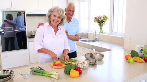 Pareja-Mayor-Preparando-Verduras-Para-La-Cena