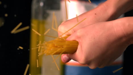 Hände-Brechen-Spaghetti-In-Zwei-Hälften