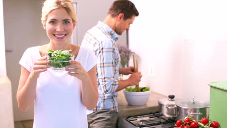 Feliz-Pareja-Joven-Cocinando-Juntos