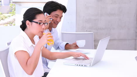 Asiatisches-Paar,-Das-Morgens-Gemeinsam-Einen-Laptop-Benutzt