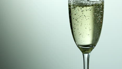 Bubbles-rising-in-champagne-glass