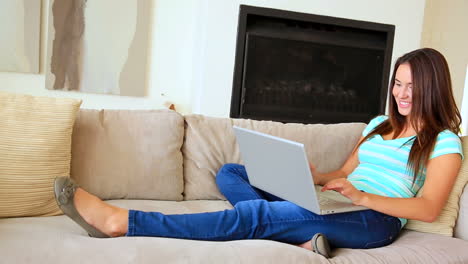 Hübsche-Brünette-Entspannt-Auf-Der-Couch-Mit-Laptop