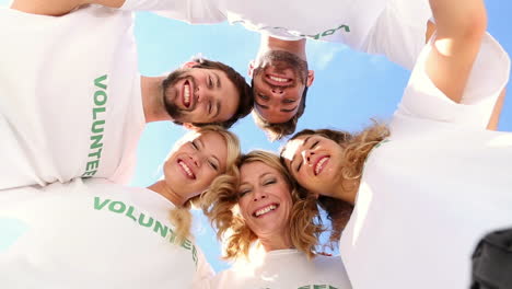 Equipo-De-Voluntarios-Sonriendo-A-La-Cámara.