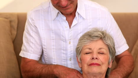 Fürsorglicher-älterer-Mann-Massiert-Seiner-Frau-Die-Schulter