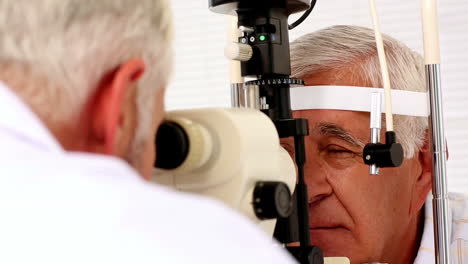 Médico-Examinando-Los-Ojos-De-Un-Paciente-Anciano