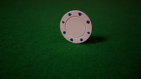Weißer-Chip-Dreht-Sich-Auf-Einem-Casino-Tisch