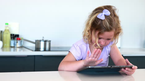 Kleines-Mädchen-Mit-Einem-Digitalen-Tablet