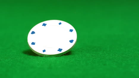 Weißer-Chip-Dreht-Sich-Auf-Einem-Casino-Tisch