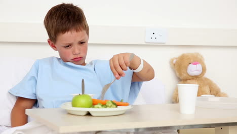 Niño-Enfermo-Sentado-En-La-Cama-Almorzando