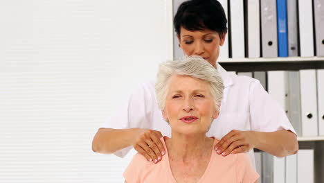 Nurse-rubbing-elderly-patients-shoulders