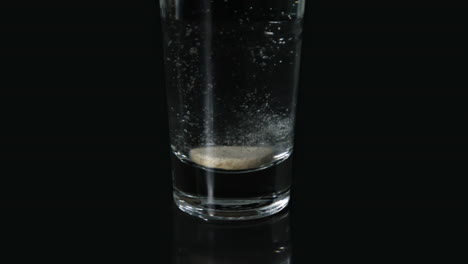 Brausetablette-In-Einem-Glas-Wasser