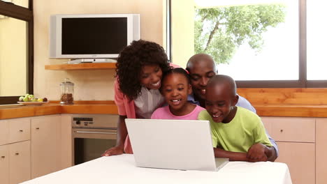 Familie-Schaut-Gemeinsam-Auf-Laptop