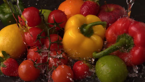 Llueve-Agua-Sobre-Una-Selección-De-Frutas-Y-Verduras-Frescas.