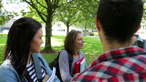 Studenten-Unterhalten-Sich-Draußen