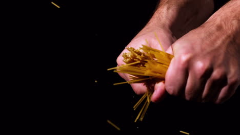 Hände-Brechen-Spaghetti-In-Zwei-Hälften