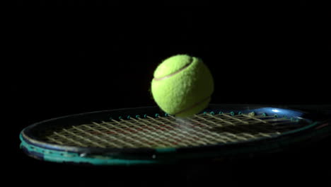 Tennisball-Springt-Auf-Einem-Schläger-