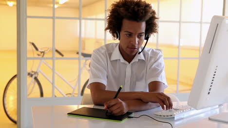 Call-center-worker-using-digitizer