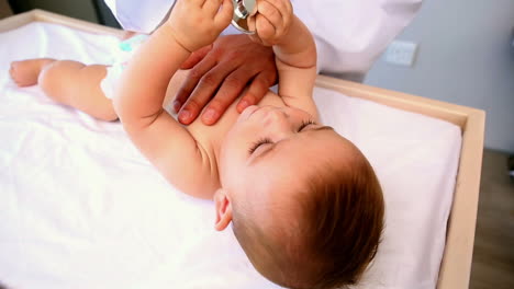 Kinderarzt-Untersucht-Baby