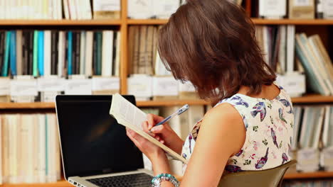 Junge-Frau-Studiert-In-Der-Bibliothek-Mit-Laptop
