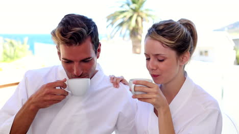 Glückliches-Paar-Beim-Gemeinsamen-Kaffeetrinken-Im-Bademantel