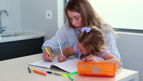 Mother-and-daughter-drawing-at-the-table