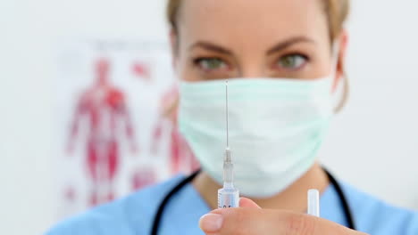Hübsche-Krankenschwester-Bereitet-Eine-Injektion-Vor