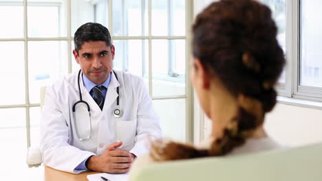 Arzt-Im-Gespräch-Mit-Seinem-Kranken-Patienten-Am-Schreibtisch