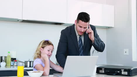 Padre-Ocupado-Con-Su-Hija-Antes-Del-Trabajo