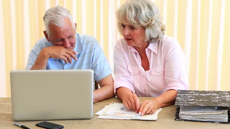 Älteres-Paar-Bezahlt-Seine-Rechnungen-Mit-Laptop
