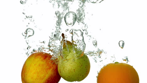 Pera,-Manzana-Y-Naranja-Sumergiéndose-En-El-Agua-Sobre-Fondo-Blanco