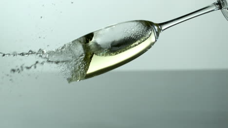 Glas-Champagner-Fällt-Und-Verschüttet