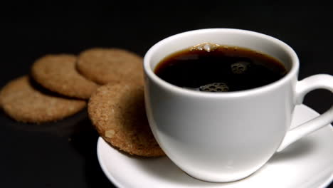 Kaffee-Wirbelt-In-Einer-Tasse-Neben-Keksen