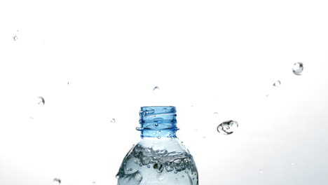 Plastikflasche,-Aus-Der-Wasser-Auf-Weißem-Hintergrund-Austritt