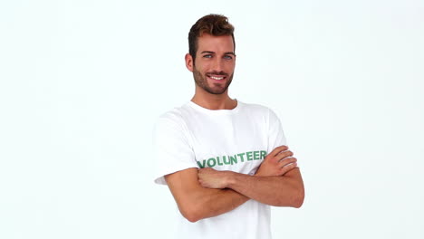 Guapo-Voluntario-Sonriendo-A-La-Cámara