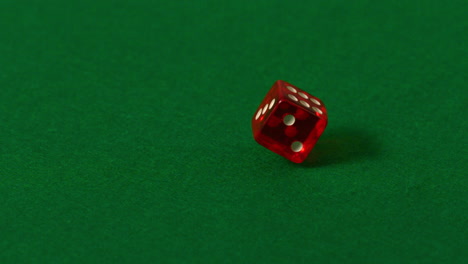 Rote-Würfel-Drehen-Sich-Auf-Dem-Casino-Tisch