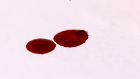 Blut-Tropft-Auf-Eine-Weiße-Oberfläche