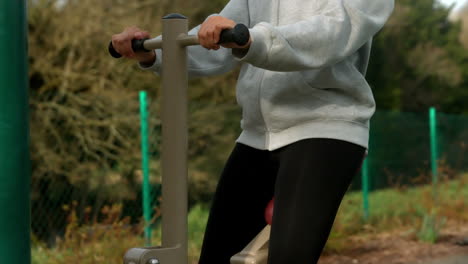 Mujer-En-Forma-Haciendo-Ejercicio-En-La-Máquina-Al-Aire-Libre