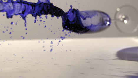 Glas-Mit-Blauer-Tinte-Fällt-Und-Verschüttet