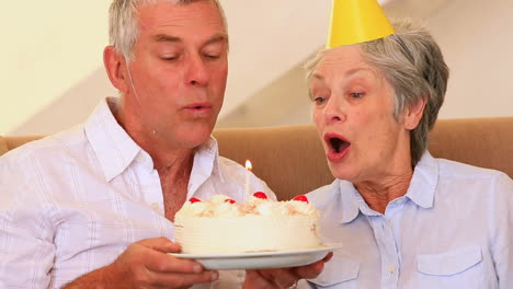 Älteres-Paar-Sitzt-Auf-Der-Couch-Und-Feiert-Geburtstag